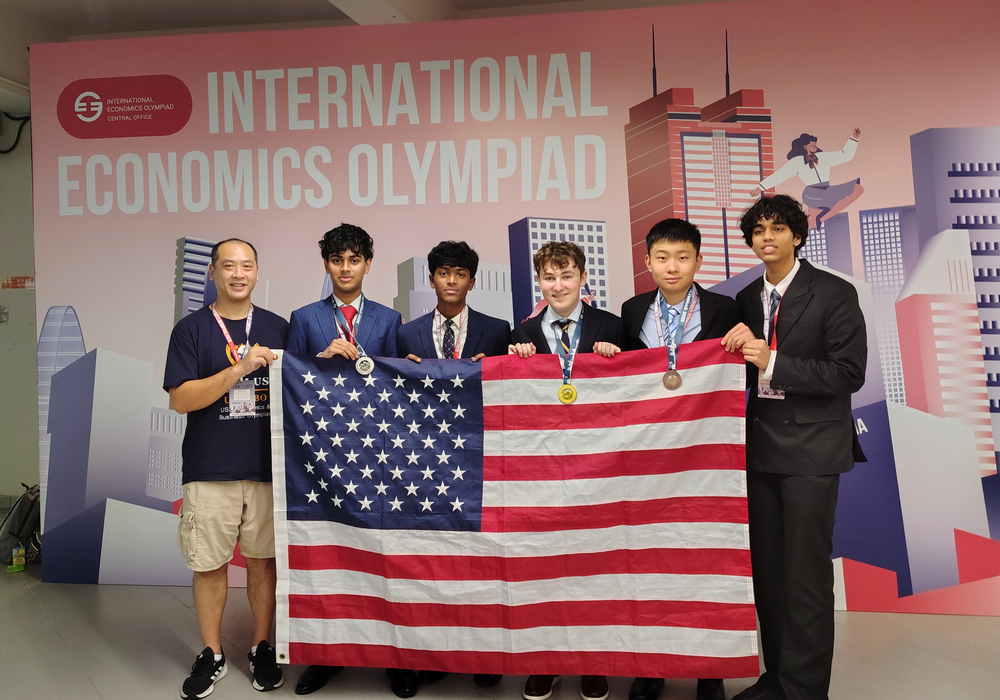 Team USA成员与美国国旗在IEO活动现场合影